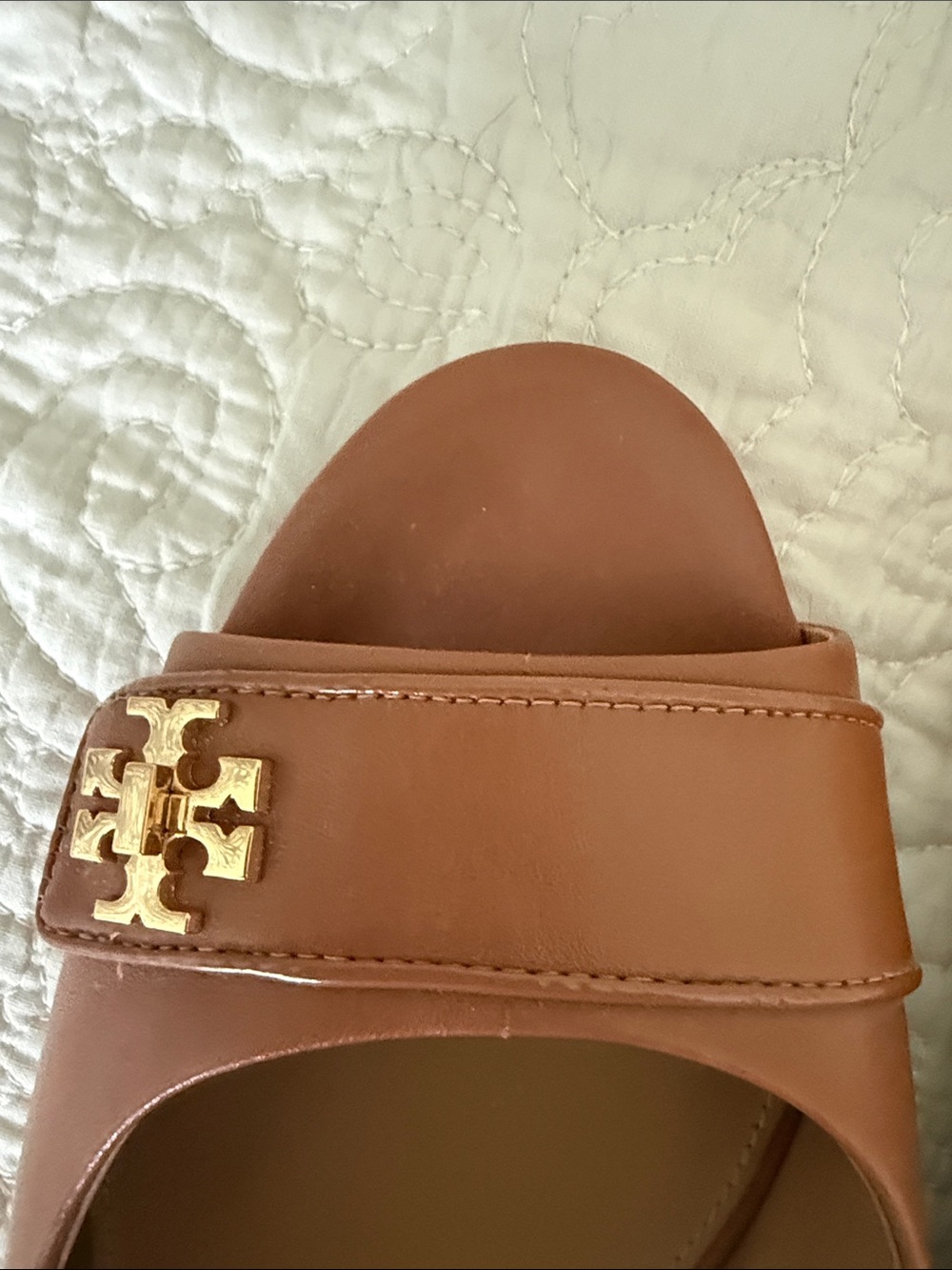 Tory Burch Tan Leather Open-Toe Heels with Gold Logo - Picture 5 of 5